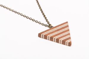 triangle en bois collé
essence: érable, sapelli et noyer
chaîne en bronze 42cm
