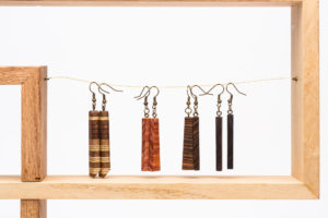 boucles d'oreilles en bois collé. essence: noyer, sapelli, erable teinté noir, vert, violet, naturel