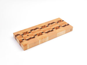 Ébénisterie bois de bout planche à découper billot couteau motif Lyon rhône alpes recupere rigole jus table cuisine artisanal cire huile eco responsable boucher viande art de la table bouche