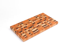 Ébénisterie bois de bout planche à découper billot couteau motif Lyon rhône alpes recupere rigole jus table cuisine artisanal cire huile eco responsable boucher viande art de la table bouche