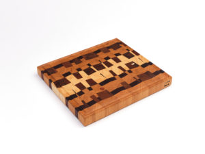 Ébénisterie bois de bout planche à découper billot couteau motif Lyon rhône alpes recupere rigole jus table cuisine artisanal cire huile eco responsable boucher viande art de la table bouche